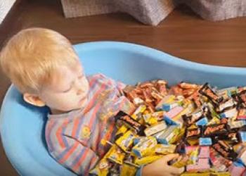 Co dělat, když vaše dítě jí hodně sladkostí?